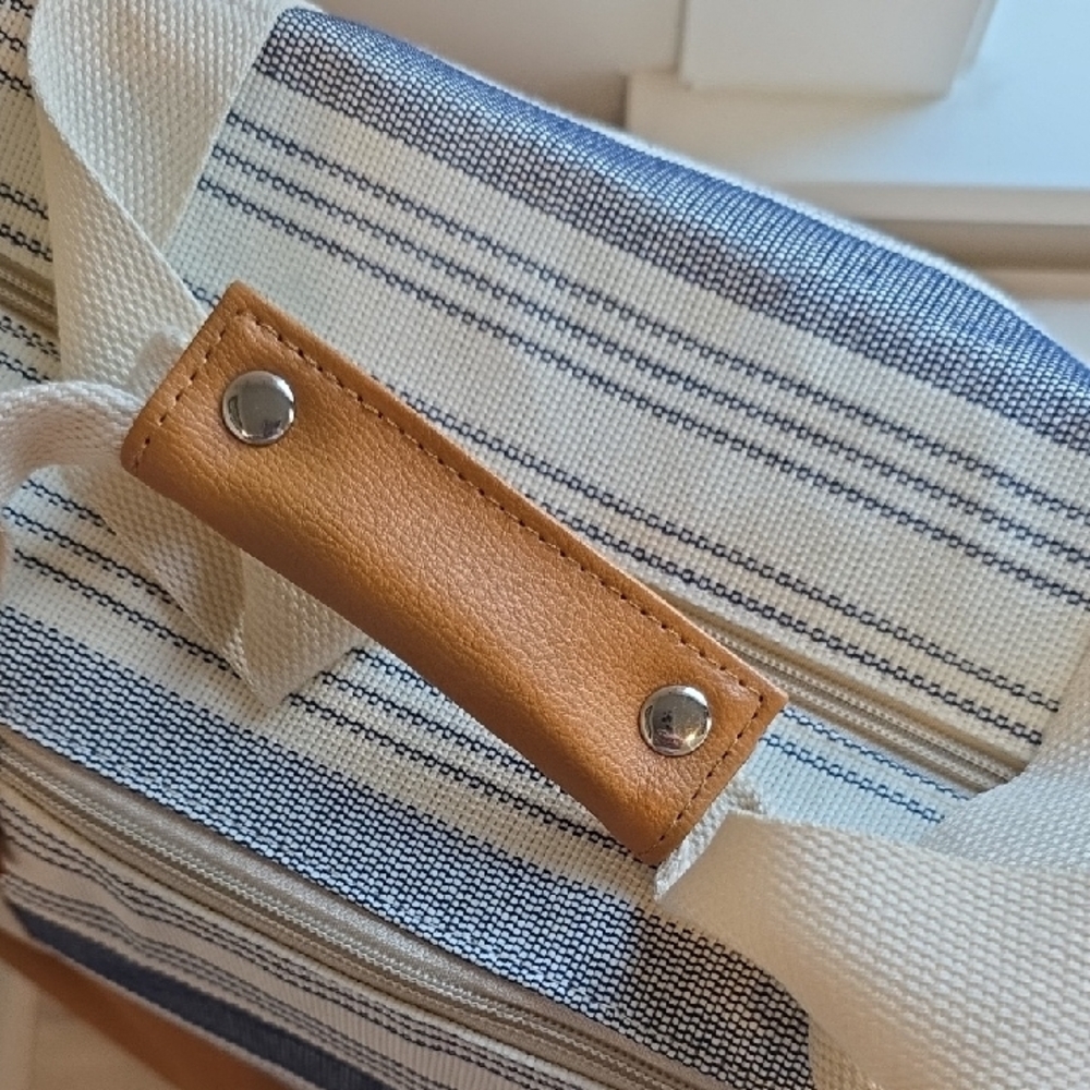 DSW Striped WEEKENDER Bag with Tan Accents - Picture 3 of 9